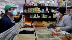 تجار يتظاهرون بوضع الكمامات ويستعينون بمياه غريبة من دون كحول