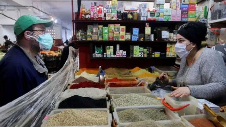 تجار يتظاهرون بوضع الكمامات ويستعينون بمياه غريبة من دون كحول