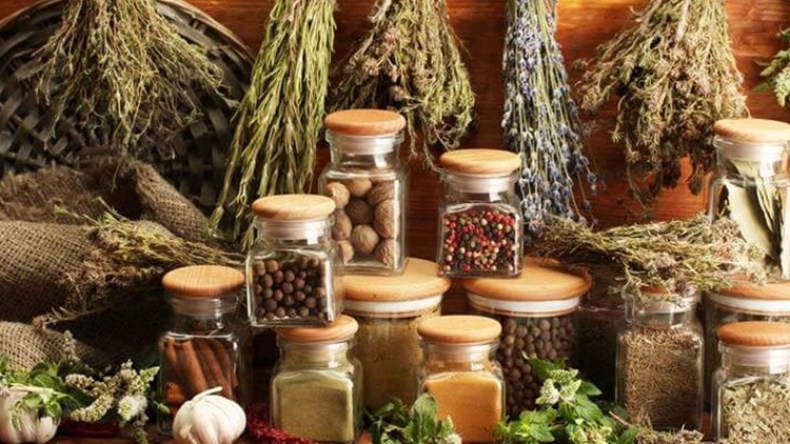 “كورونا” تعيد الأطباق التقليدية والخلطات الطبيعية إلى موائد الجزائريين