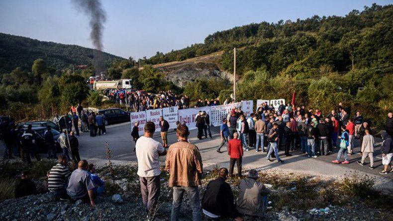 ألبان كوسوفو يغلقون الطريق أمام موكب رئيس صربيا