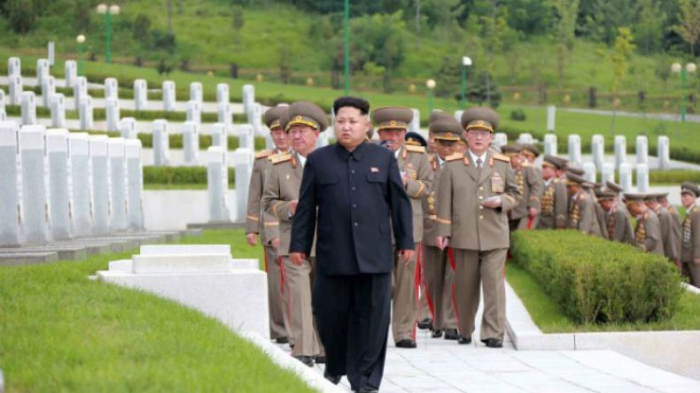 كيم جونغ أون يختبر أحدث الأسلحة ويثني على العلماء