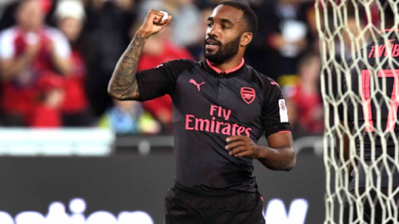 لاكازيت: جماهير البريمييرليج متفرجون وليسوا مشجعين