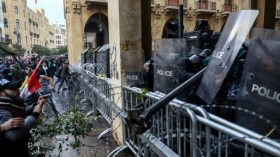 مئات الجرحى في صدامات بين المحتجين وقوات الأمن