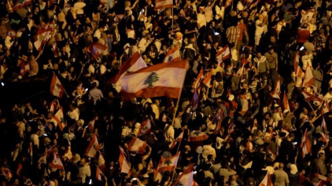 المحتجون يغلقون الطرق بعدة مناطق من لبنان