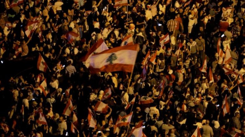 المحتجون يغلقون الطرق بعدة مناطق من لبنان