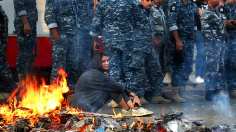 المتظاهرون يجددون قطع الطرق في لبنان