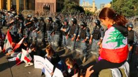 المحتجون اللبنانيون يجبرون البرلمان على تأجيل جلسته