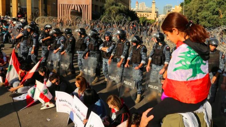 المحتجون اللبنانيون يجبرون البرلمان على تأجيل جلسته