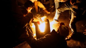 لبناني يحرق نفسه بين المعتصمين