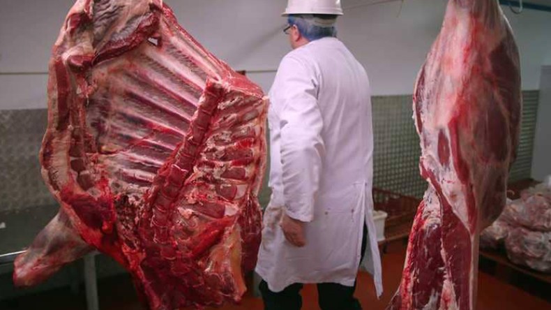 هكذا تفجرت فضيحة لحوم الأحصنة الفاسدة