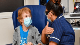 تسعينية أول من يتلقى لقاح كورونا ببريطانيا