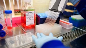 مطورو لقاح بريطاني: لن نصنعه في أمريكا