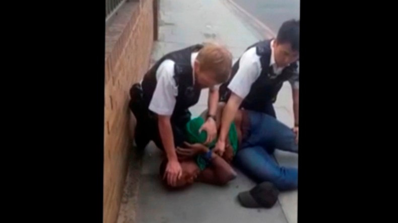 فيديو جورج فلويد يتكرر في بريطانيا