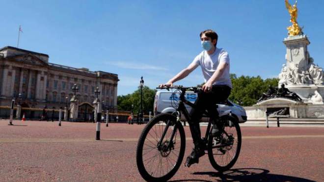 الالتزام بالكمامات قد يحول دون موجات ثانية لكورونا