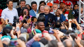 رئيس البرازيل السابق لولا يغادر السجن