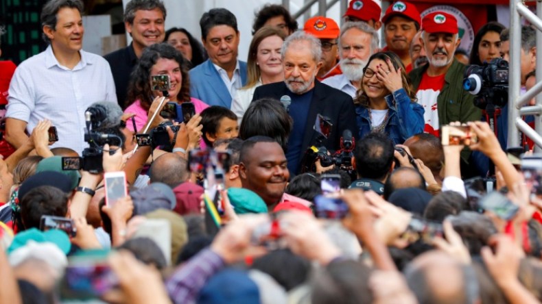 رئيس البرازيل السابق لولا يغادر السجن
