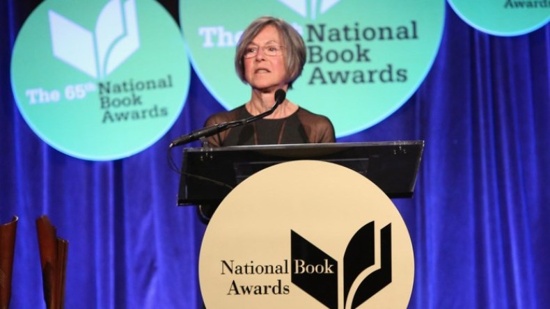 فوز لويز غلوك بنوبل يعيد الشعر إلى الواجهة