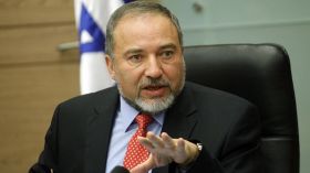 وزير الدفاع الإسرائيلي يهدد بضرب إيران