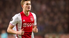 بيكيه يجبر برشلونة على استهداف موهبة جديدة من أياكس