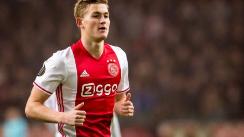 بيكيه يجبر برشلونة على استهداف موهبة جديدة من أياكس