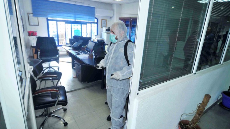 مؤسسات تحمي مستخدميها من كورونا وتزجّ بزبائنها إلى خطر العدوى