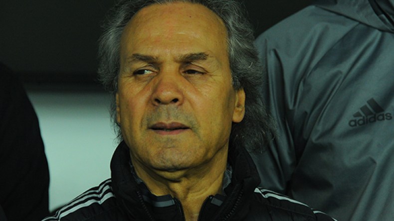 ماجر يتبنى نجاح بن ناصر.. يدافع عن براهيمي ويصفه باللاعب الكبير