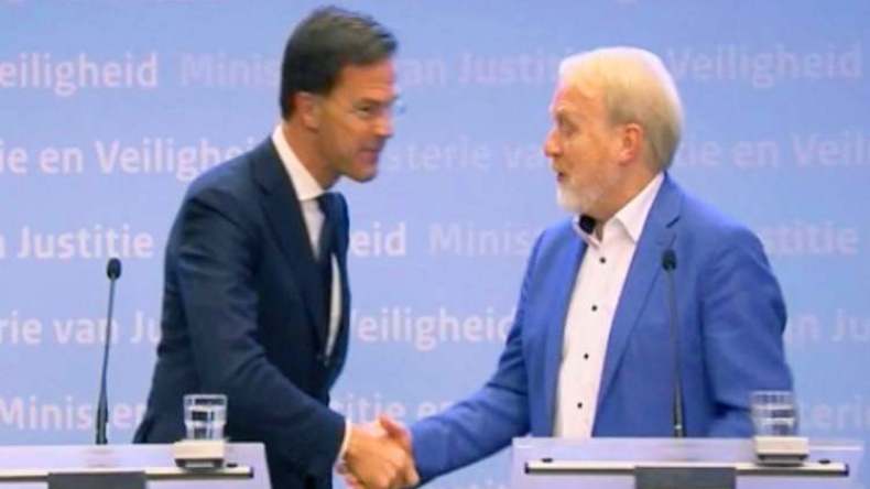 شاهد.. رئيس وزراء هولندا يأمر بمنع المصافحة ثم يصافح مسؤولاً