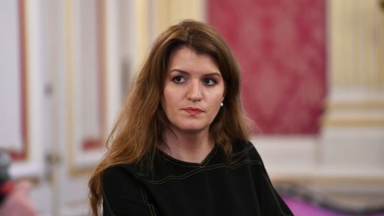 وزيرة فرنسية: لا أحتمل رؤية أي فتاة ترتدي الحجاب!