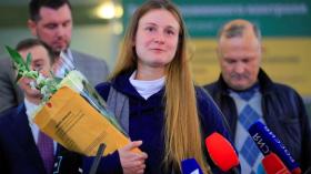 الروسية بوتينا المتهمة بالتجسس بأمريكا تعود لبلادها