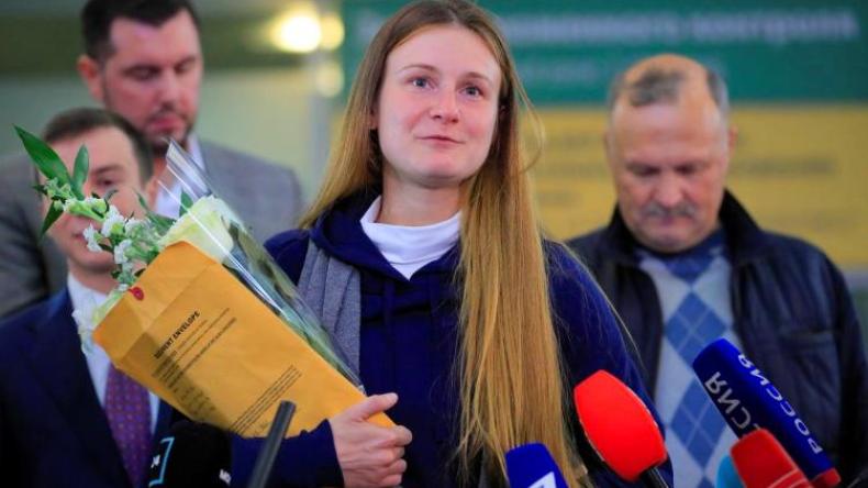 الروسية بوتينا المتهمة بالتجسس بأمريكا تعود لبلادها