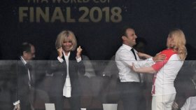 ماكرون- رئيسة كرواتيا.. على أنغام “الصّيف الرّوسي”!