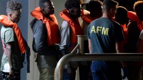 مالطا تسمح بنزول مهاجرين إلى أراضيها