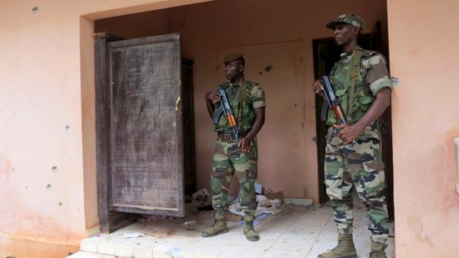 مقتل 19 جندياً في هجوم على معسكر وسط مالي