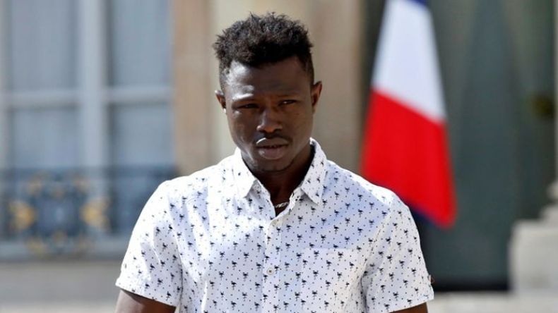 الجنسية الفرنسية لـ”سبايدرمان” مالي لإنقاذه طفلاً