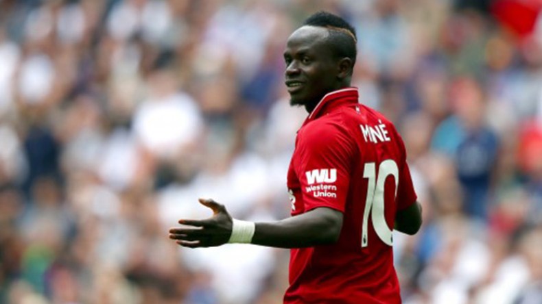 ساديو ماني يتفرغ للأعمال الخيرية خلال إجازته بالسنغال