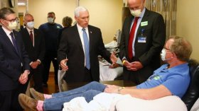 شاهد.. بنس يخرق القواعد ويرفض ارتداء الكمامة