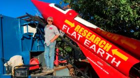 شاهد.. مصرع أمريكي حاول الطيران لإثبات أن الأرض مسطحة