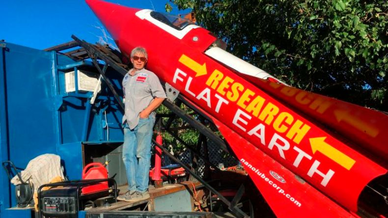 شاهد.. مصرع أمريكي حاول الطيران لإثبات أن الأرض مسطحة