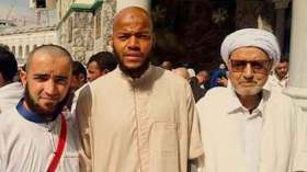 مبولحي يؤدي مناسك العمرة