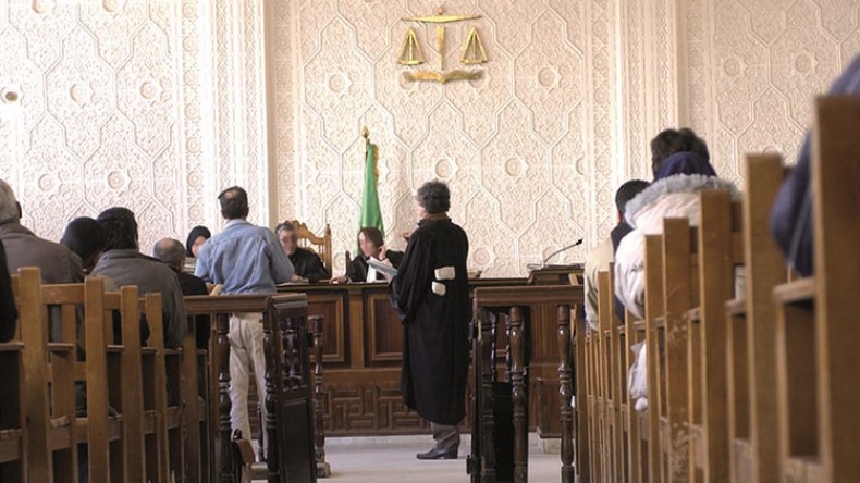 امرأة وابنتها تحتالان على ذوي مسجون بتبسة