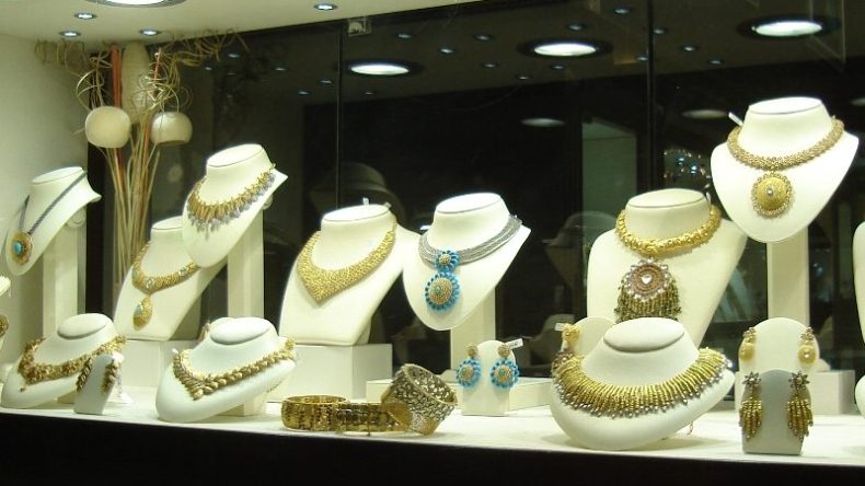 ملثمون مسلحون يسرقون ما قيمته 1.5 مليار سنتيم من الحلي بعين التوتة