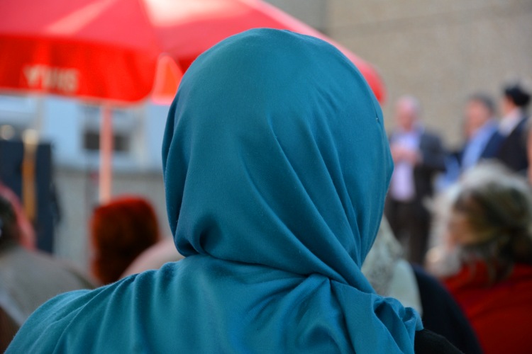 En France on appelle à «couper la tête» d’une femme voilée