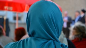 محجبة فرنسية ستقدم شكوى ضد يميني متطرف