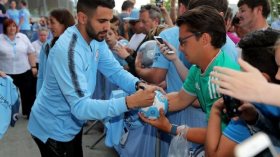 محرز يلتقي بِمُشجّعي مانشستر سيتي