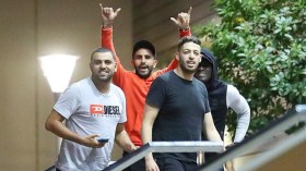 محرز يدعو أصدقاءه لِعشاء فاخر بِفندق فخم