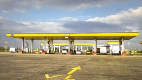 محطات الخدمات.. نقاط عذاب لزيادة مشقة السفر