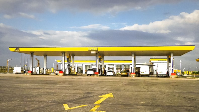 محطات الخدمات.. نقاط عذاب لزيادة مشقة السفر