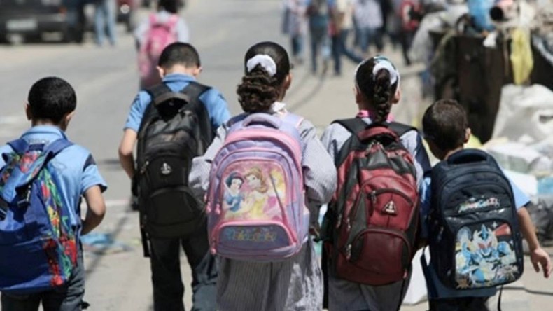 ثقل المحافظ المدرسية يقوّس ظهر نصف مليون تلميذ