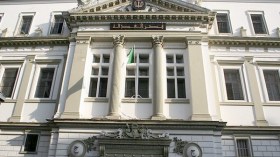 مدير وكالة بنكية يتورط في معاملات مشبوهة بـ100 مليار