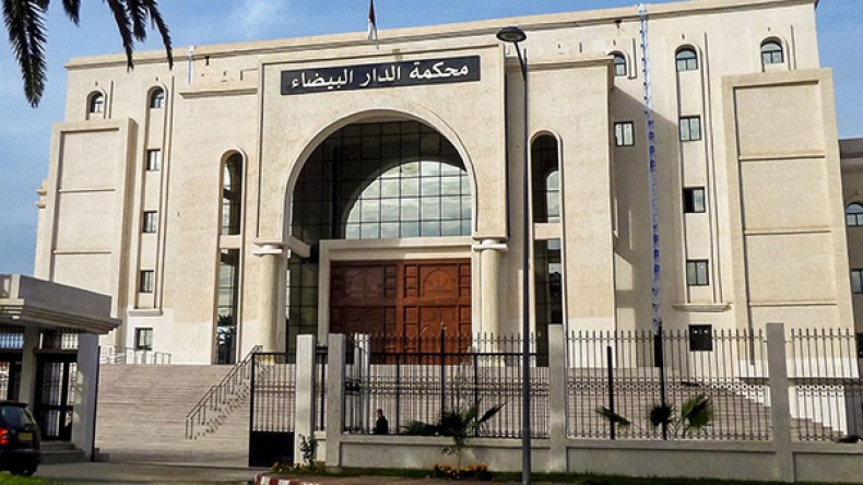 مقاول وشقيقه يزوران شهادات موظفيهما لتوريطهما في صفقات البناء